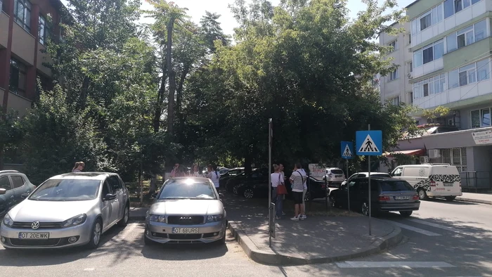 Părinți, așteptându-și copiii. FOTO Alina Mitran