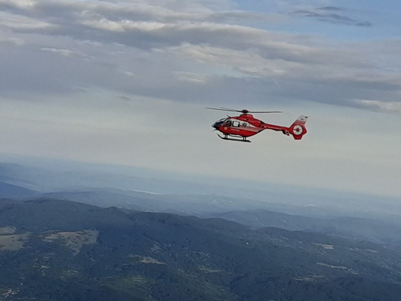 Accident mortal după o șicanare în trafic. Fetiță de 4 ani proiectată prin parbriz, transportată cu elicopterul la Iași
