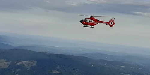 Elicopter SMURD într-o operaţiune de salvare pe Masivul Cozia din Parcul Naţional cu acelaşi nume din judeţul Vâlcea Foto ISU Vâlcea
