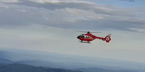 Elicopter SMURD într-o operaţiune de salvare pe Masivul Cozia din Parcul Naţional cu acelaşi nume din judeţul Vâlcea Foto ISU Vâlcea