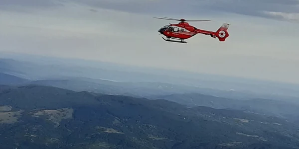 Elicopter SMURD într-o operaţiune de salvare pe Masivul Cozia din Parcul Naţional cu acelaşi nume din judeţul Vâlcea Foto ISU Vâlcea