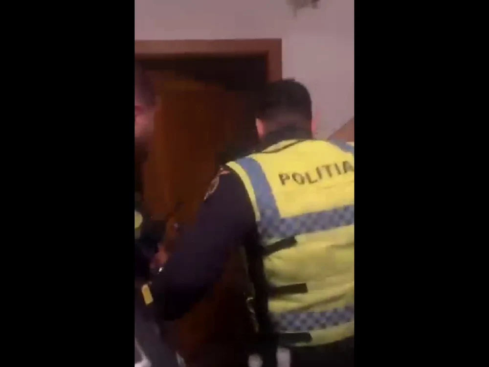 Un bărbat a fost salvat de poliţişti, după ce locuinţa îi luase foc/FOTO: Captură video