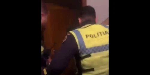 Politistii din Constanta au spart usa unui apartament pentru a salva un barbat foto captura video facebook png