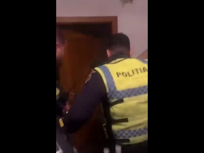 Un bărbat a fost salvat de poliţişti, după ce locuinţa îi luase foc/FOTO: Captură video