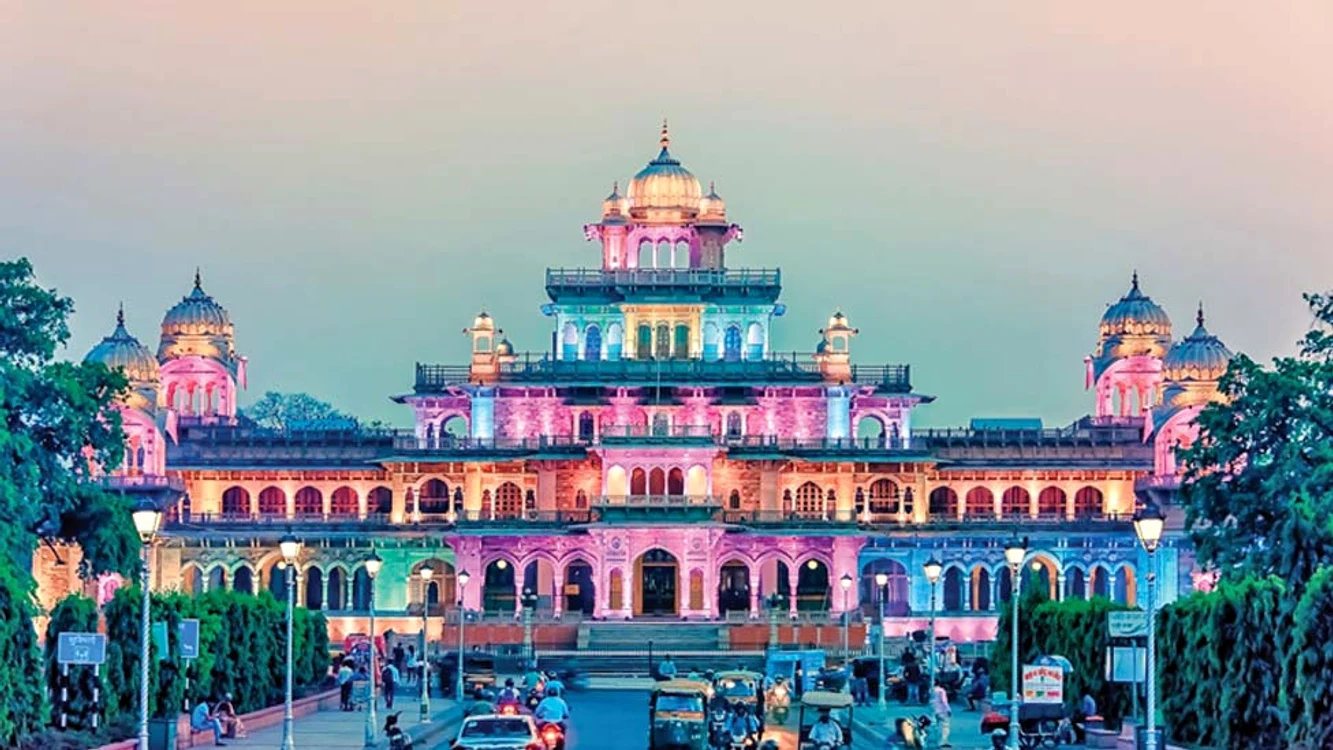 India. Jaipurul este populat de 3,1 milioane de locuitori şi din 2019 a fost declarat de UNESCO ”Oraşul roz al Indiei”