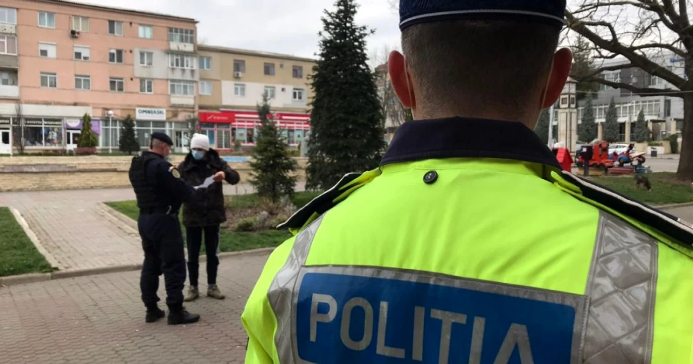 Poliţiştii controlează declaraţiile pe proprie răspundere şi dau amenzi. FOTO: Adevărul