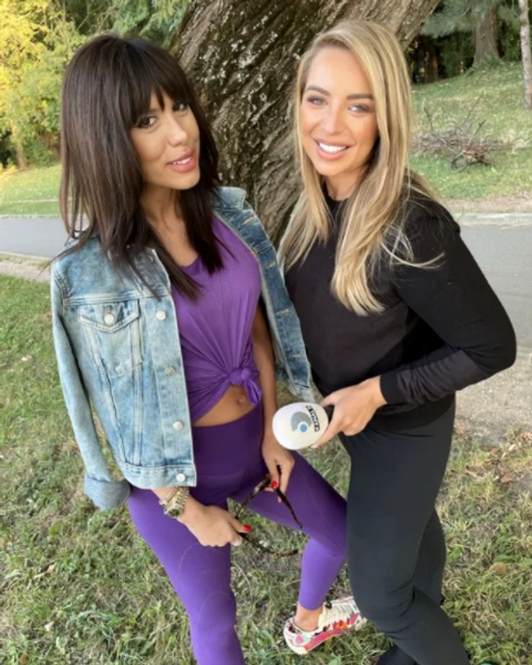 
    Denise Rifai și singura poză în colanți pe care o are pe Instagram. Aici, alături de reporterul Kanal D, Mădălina Lambrinocfoto: Instagram  