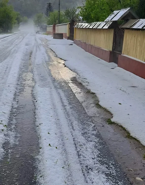 Grindină căzută în mai multe localtăți din Dâmbovița. FOTO Meteo Plus / Facebook