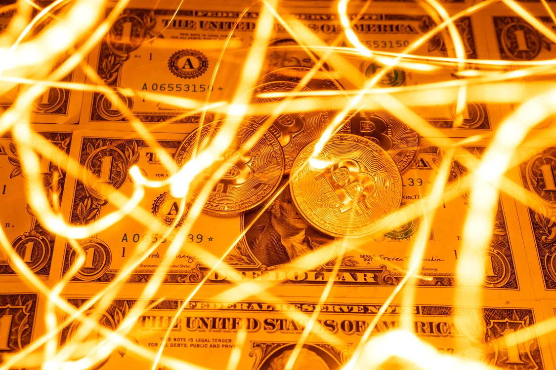 Fire de aur peste bancnote de dolari și criptomonede