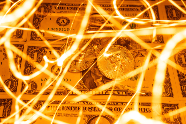 Imagine sugestivă cu fire de aur, bitcoin și dolari