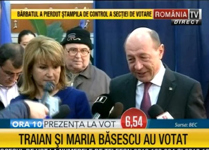 Traian Băsescu a venit la vot cu soţia sa, dar fără fiicele sale