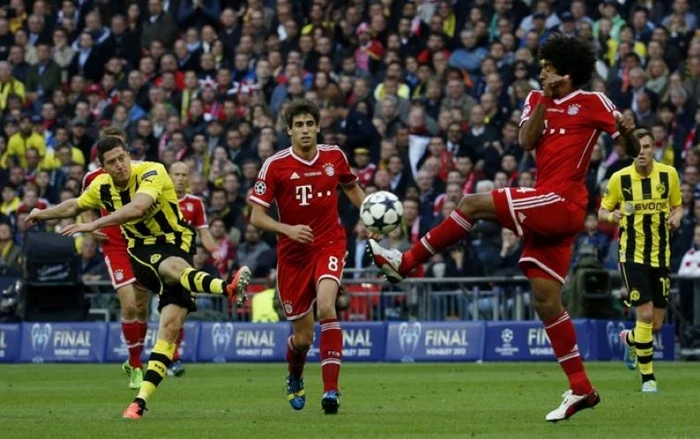 Lewandowski (stânga), principalul pericol pentru defensiva lui Bayern. FOTO: Reuters