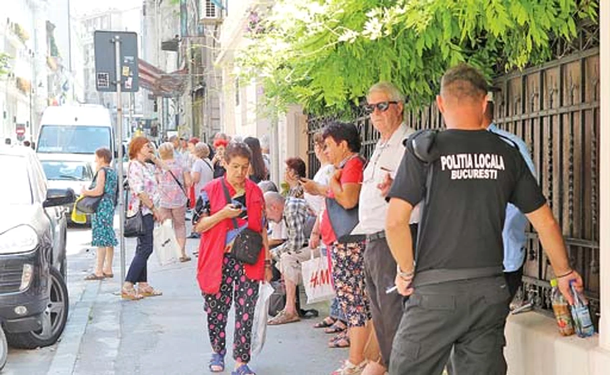 
    Pensionarii au căutat umbra cât au stat  la coadă pentru a se înscrie în tabărăfotografii: Eduard Enea  