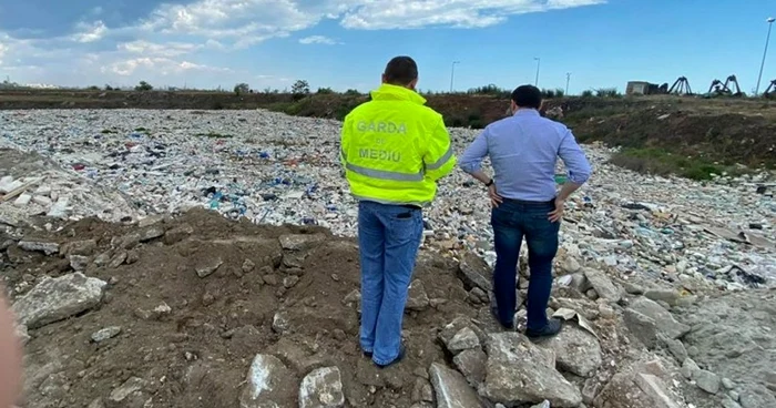 Mircea Fechet şi un comisar al Gărzii de Mediu FOTO: FB/Mircea Fechet