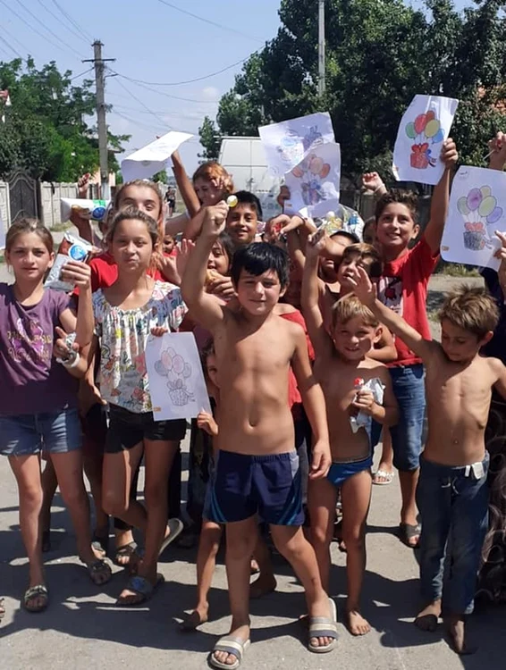 Copiii din satul de romi din Stoeneşti aşteaptă cu nerăbdare ziua din săptămână în care scriu şi colorează FOTO: arhiva personală Chivuţa Bălăşoiu