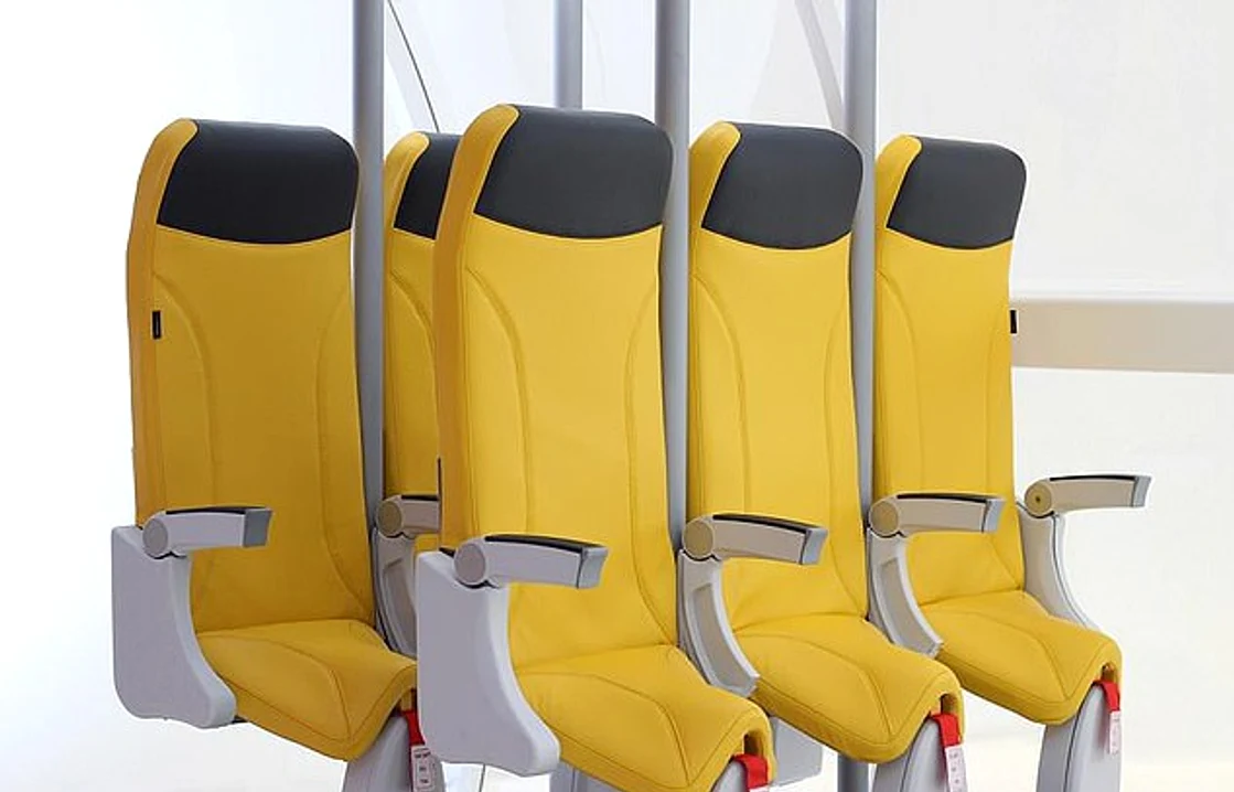 Scaunele în picioare din avion, o soluție pentru economisire de bani FOTO: X