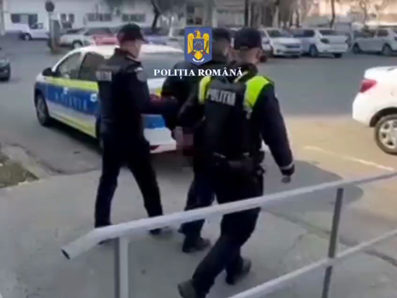 Un bătrân a fost păcălit să cumpere bijuterii din aur fals și ceasuri „de firmă” de 20.000 lei. Escrocii pregăteau și alte lovituri 