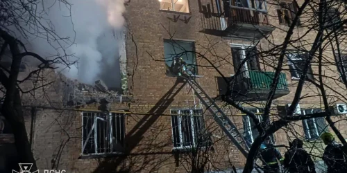 Două clădiri rezidențiale au fost avariate FOTO Serviciile de urgență ucrainene