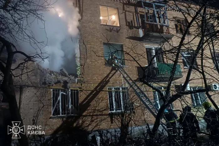 Două clădiri rezidențiale au fost avariate FOTO Serviciile de urgență ucrainene