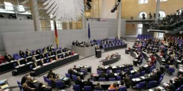 Uniunea amână luarea deciziilor importante pentru ca Agela Merkel să-şi asigure sprijinul în Parlamentul de la Berlin