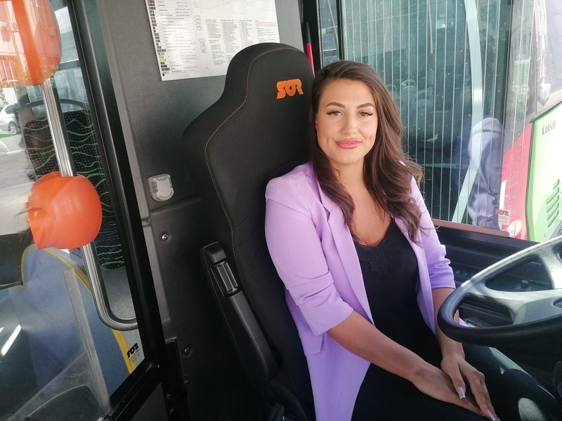 Șoferița care a dat camionul pe autobuz și atrage toate privirile. „Pentru mine nu este un loc de muncă, este o pasiune”