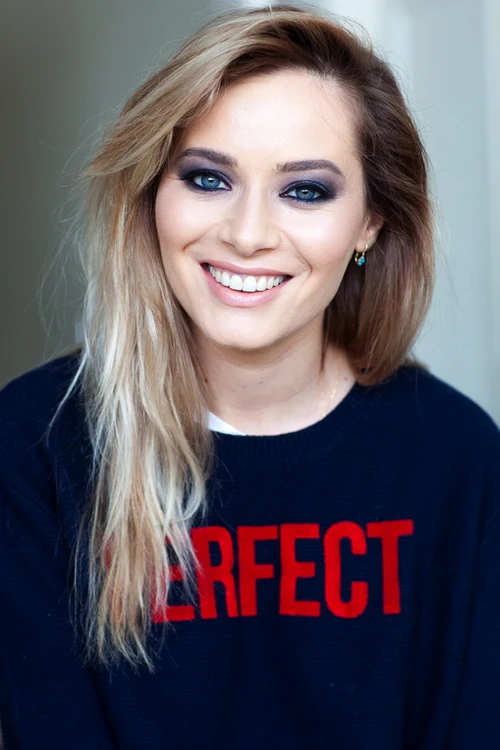 
    Laura ne arată, pe blogul ei, paşii acestui machiaj  