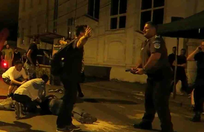 Poliţistul care a tras a fost filmat de martorii incidentuluiFoto: Cristian Vasile