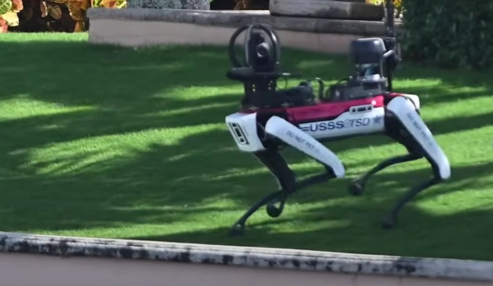 Armatele lumii se echipează cu câini-robot echipați cu arme, lansatoare de rachete și chiar lansatoare de flăcări
