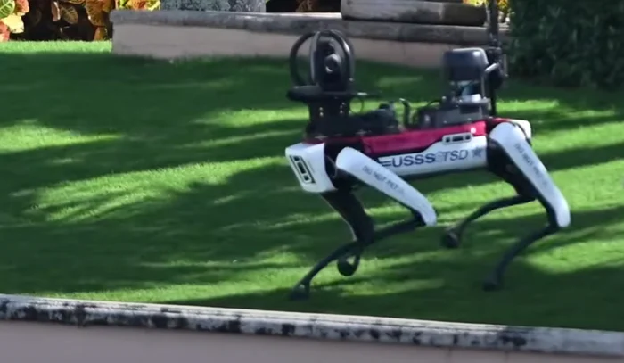 Cainele robot ce patrulează pe proprietatea lui Trump/ FOTO: EPA/EFE