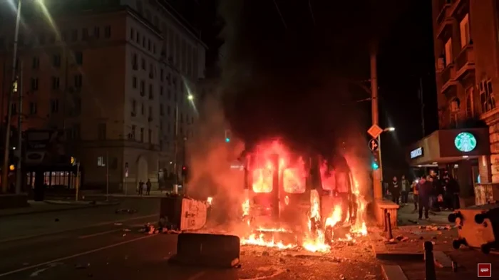 Haosul s-a instalat pe străzile din Sofia. FOTO: Captură Video 