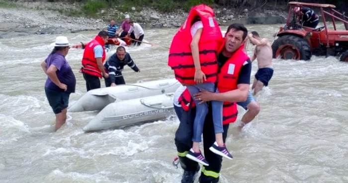 Fetele au fost salvate din apă de pompieri