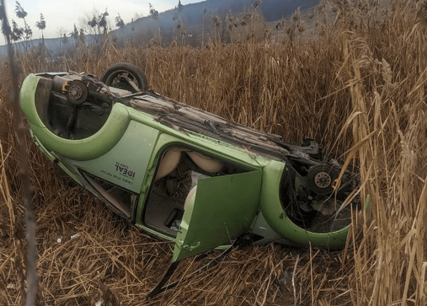 Au furat roțile unei mașini implicate într-un accident. Recompensa oferită pentru prinderea hoților