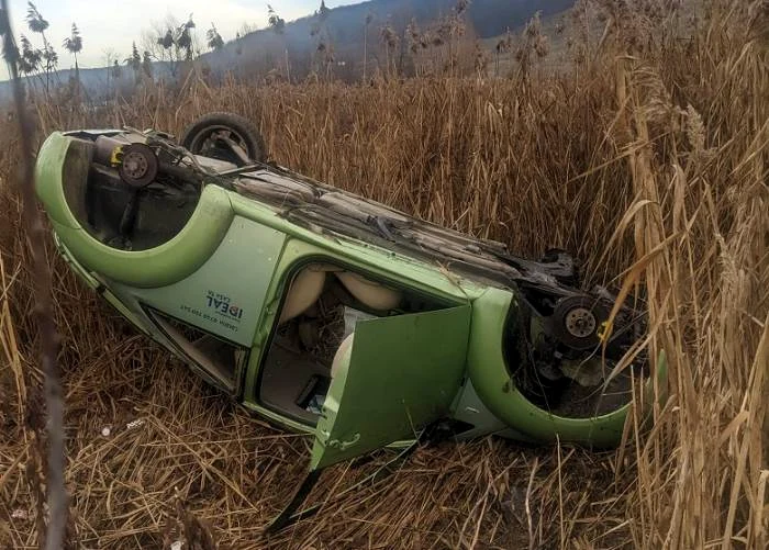 Hoții au furat trei roți ale mașinii răsturnate FOTO unupetrotus.ro