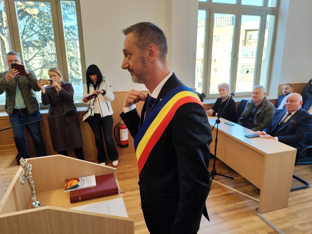 Primarul Slatinei, Mario De Mezzo, a depus jurământul vineri, 25 octombrie 2024 FOTO: C.F.
