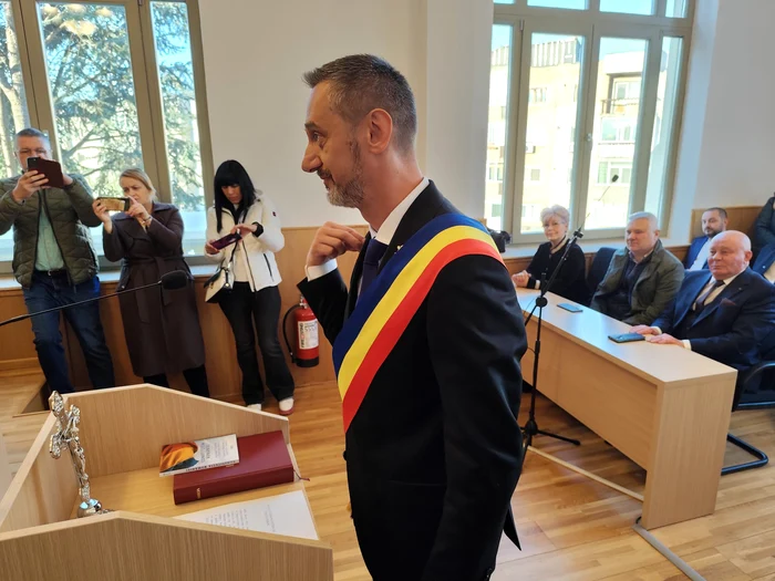 Primarul Slatinei, Mario De Mezzo, a depus jurământul vineri, 25 octombrie 2024 FOTO: C.F.
