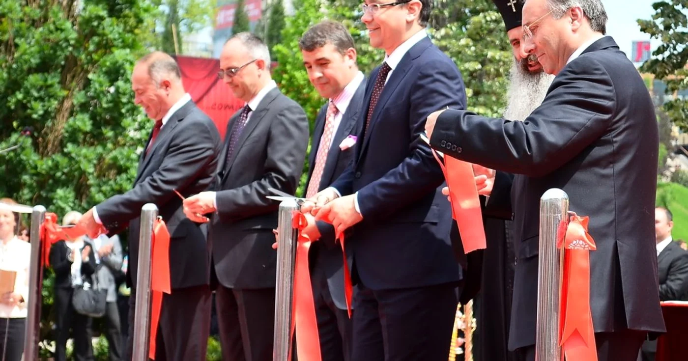 Omul de afaceri Iulian Dascălu, cel din dreapta lui Victor Ponta, a inaugurat ansamblul Palas în mai 2012 FOTO Ziarul de Iaşi