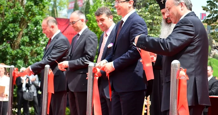 Omul de afaceri Iulian Dascălu, cel din dreapta lui Victor Ponta, a inaugurat ansamblul Palas în mai 2012 FOTO Ziarul de Iaşi