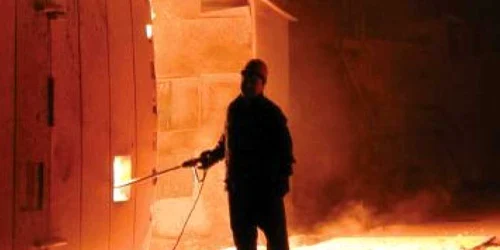 Reşiţa: Doi muncitori au fost răniţi într-un accident la combinatul de la Oţelu Roşu