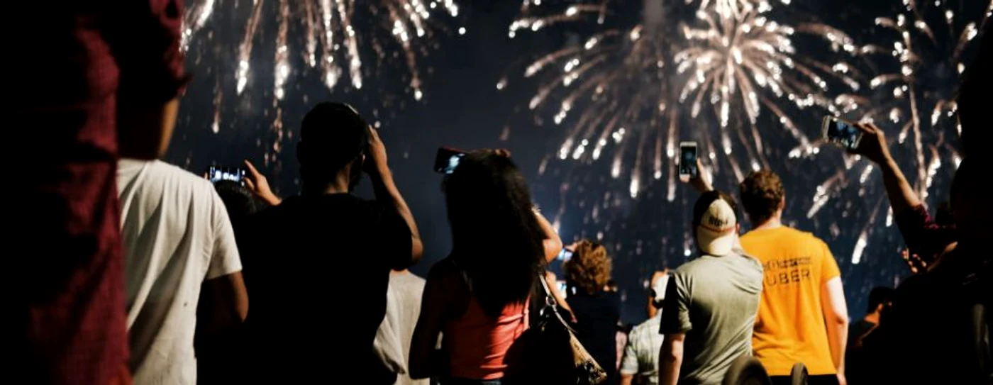 Focuri de artificii luminează cerul nopţii peste Brooklyn pe 04 iulie 2019 în New York Statele Unite ale Americii FOTO Guliver / Getty Images / Spencer Platt 