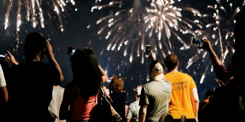 Focuri de artificii luminează cerul nopţii peste Brooklyn pe 04 iulie 2019 în New York Statele Unite ale Americii FOTO Guliver / Getty Images / Spencer Platt 