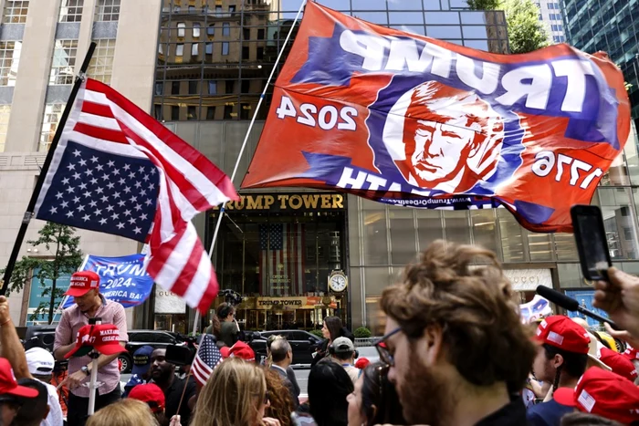 Susținătorii lui Trump în fața Trump Tower FOTO EPA-EFE