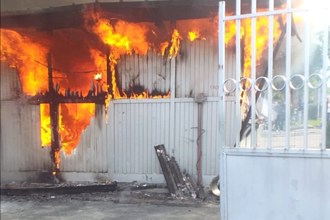 Bărbatul a intrat în hală pentru a stinge incendiul FOTO Adevărul