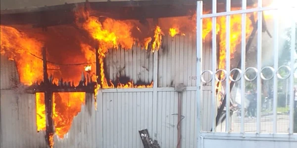 Incendiu la o școală din Hațeg. FOTO: ISU Hunedoara 