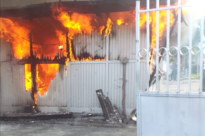 Bărbatul a intrat în hală pentru a stinge incendiul FOTO Adevărul