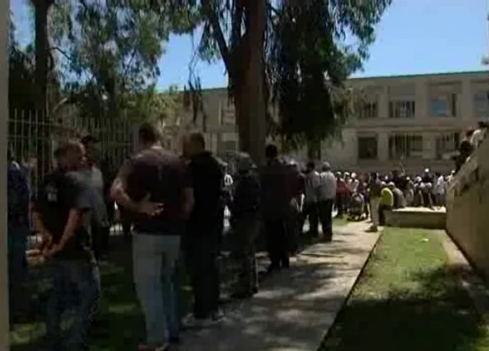 Manifestanţii din faţa tribunalului din Montpellier au purtat şepci cu mesajul "Opriţi hoţia!" Captură FOTO: france3.fr