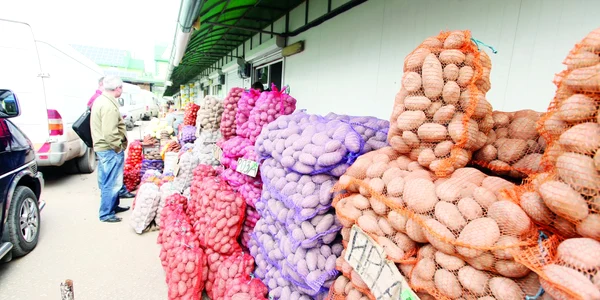 La piata se vand acum in special cartofi de import