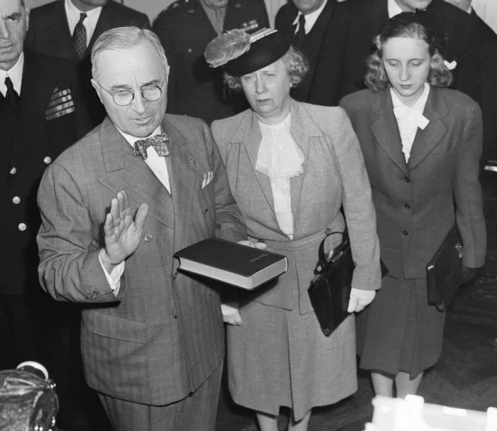 Preşedintele Harry Truman depune jurământul la Casa Albă, fiindu-i alături soţia sa, Margaret. Ceremonia are loc pe 12 aprilie 1945, câteva ore mai târziu de la moartea preşedintelui Franklin Roosevelt.
