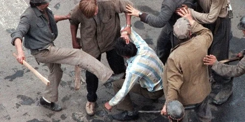 Miron Cozma liderul minerilor din Valea Jiului aduşi de Ion Iliescu la mineriadele din Bucureşti Foto AP