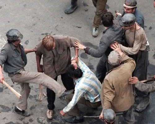 Miron Cozma liderul minerilor din Valea Jiului aduşi de Ion Iliescu la mineriadele din Bucureşti Foto AP