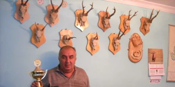 NIcolae Cornel Popa arată trofeele câștigate de membrii asociației